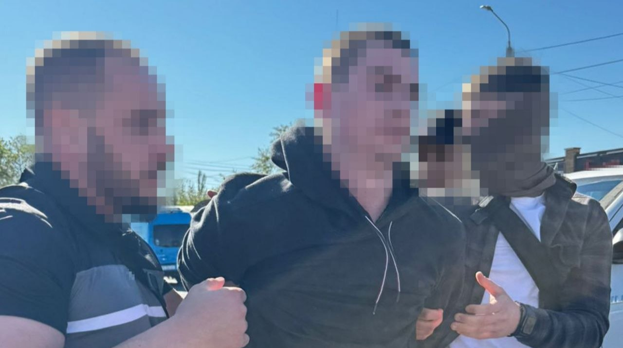 У Дніпрі затримали 2-х чоловіків, які за завданням РФ підірвали авто військового ЗСУ