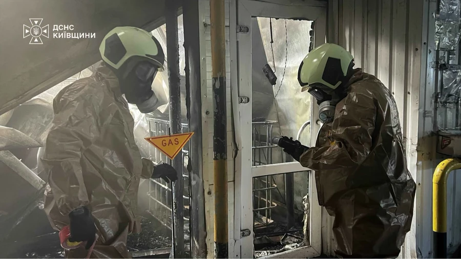 Після удару РФ на Київщині горить склад, біля нього зафіксували перевищення аміаку