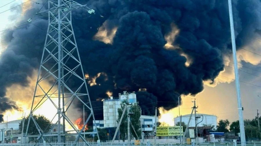 Оккупанты заявили, что нефтебаза в Феодосии до сих пор горит: эвакуировали более тысячи жителей