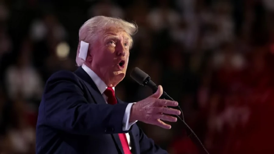 В ФБР говорят, что ухо Трампа ранила пуля