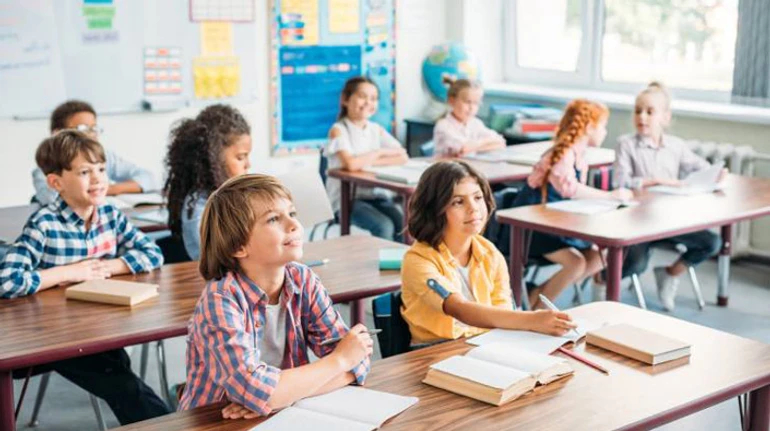 Одиночество, агрессия, страх. Что может ожидать детей после возвращения из-за границы и как помочь им с адаптацией