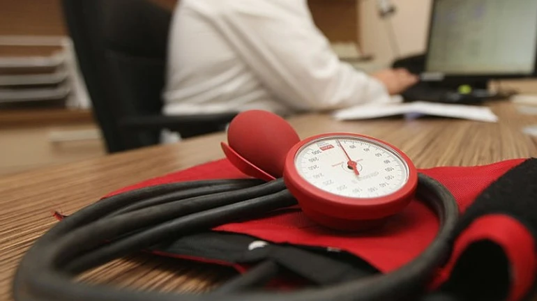 Во Франции жестко наказали медика за подделку ковид-сертификатов