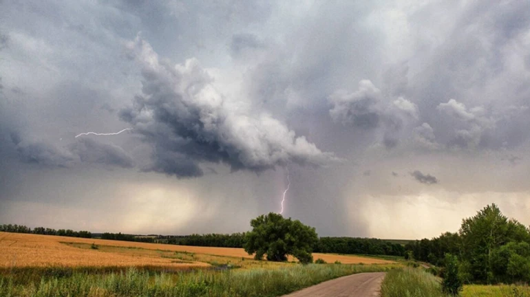 В Украину идут грозы, град и шквалы