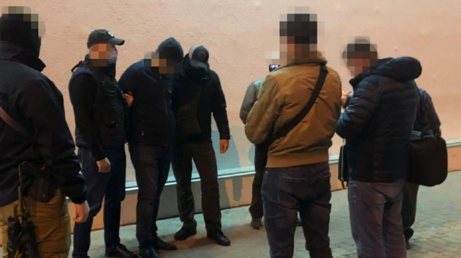 На взятке задержали чиновника Государственной миграционной службы