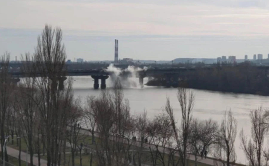 З мосту Патона хлинув водоспад окропу: прорвало теплотрасу