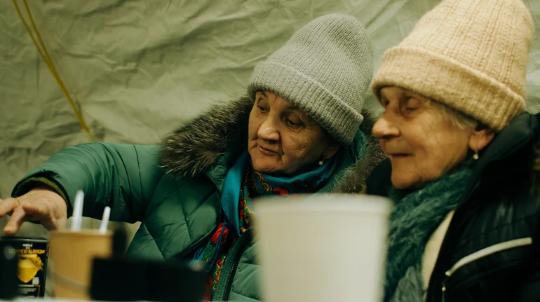 Морозы, отключение света и Троещина. Как люди согреваются  в палаточных городках. Фоторепортаж