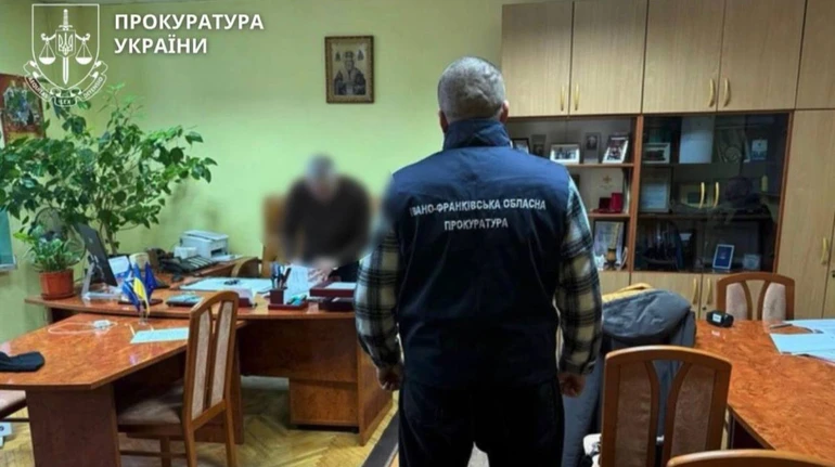 ОГП: На Прикарпатті посадовці ДСНС та УЗ вимагали $5 тисяч за посаду з бронюванням