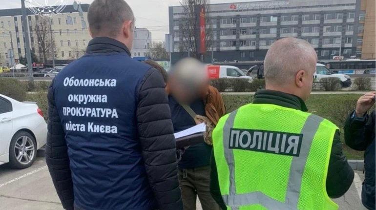 Прокуратура: Клиента за $10 тысяч переправляли в Беларусь через лес в Киевской области