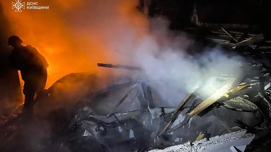 Обломки сбитых дронов повредили дома, гараж и 2 авто на Киевщине