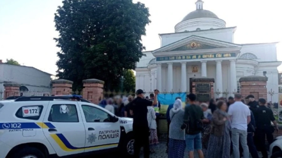 В Белой Церкви церковники УПЦ МП отказались покидать собор, есть столкновения