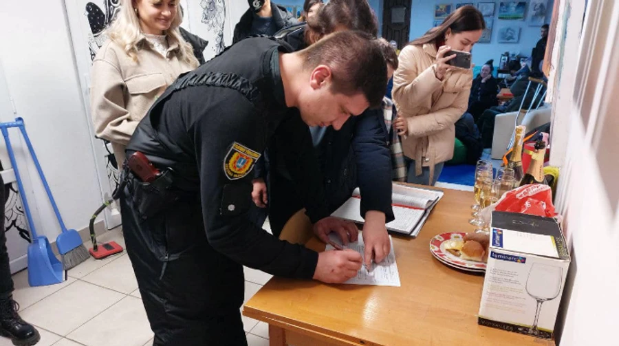 В бомбосховищі на Одещині побралася пара