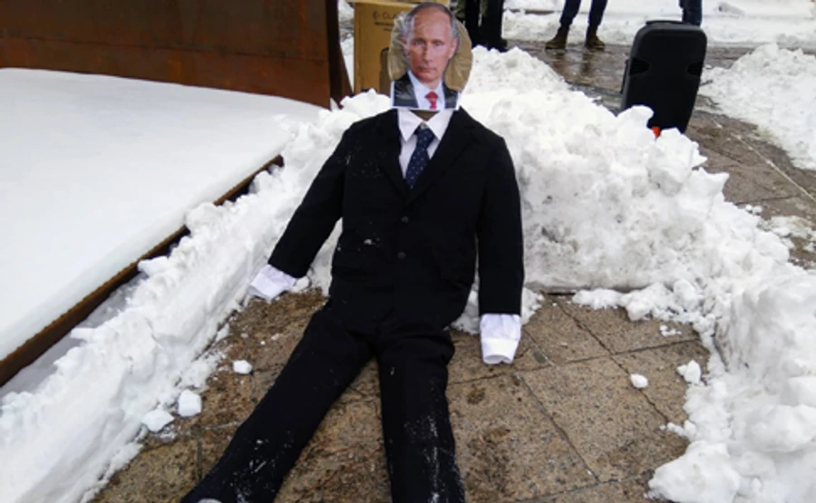 На Майдані протестують проти російських виборів у Криму, спалили Путіна