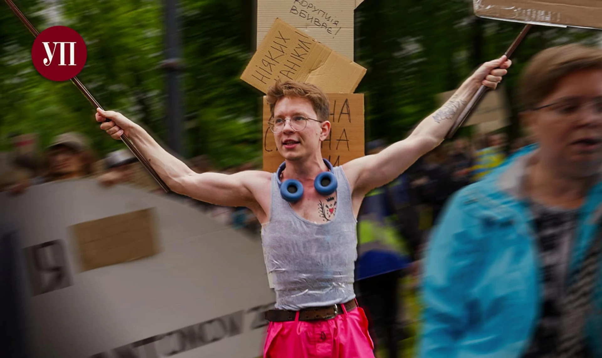 Мечтаю вернуть в небо дирижабли. Три дня с участником картонных протестов