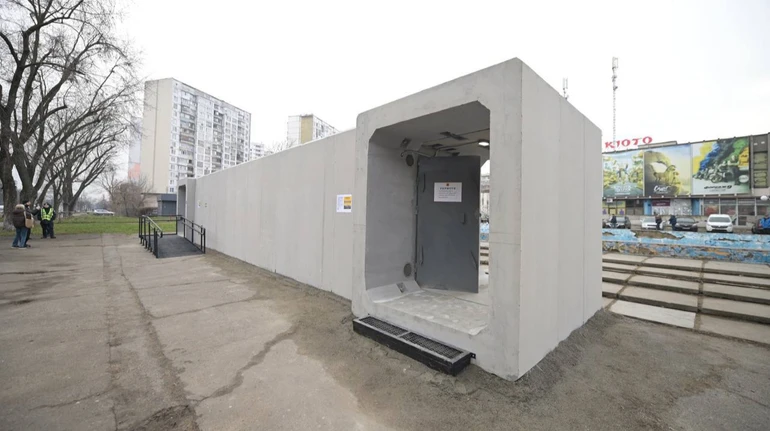 В Києві встановили перше мобільне укриття