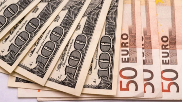 Новые антирекорды гривни: официально евро впервые пересечет отметку 50, доллар – по 43