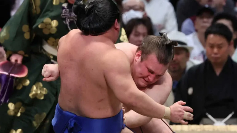 Українські сумоїсти Аонішікі та Шіші синхронно перемогли: результати Haru Basho 2026