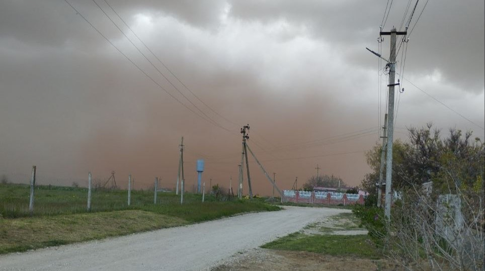 Під Миколаєвом штормовий вітер розносить небезпечний червоний шлам – ЗМІ