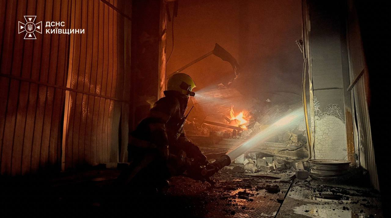 Під повторними ударами РФ рятувальники загасили пожежі у трьох складах на Київщині