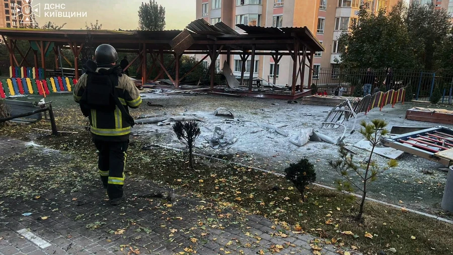 Росіяни атакували Київщину: горять склади, пошкоджено школу-садок, 4 постраждалих