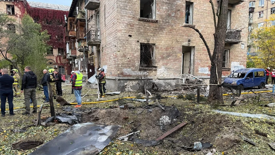 В центре Киева упал БпЛА: 5 пострадавших, горит автомобиль, повреждены дома