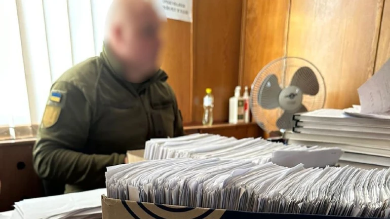 Викрили велику схему ухилення від мобілізації: задіяно посадовців 9 військкоматів
