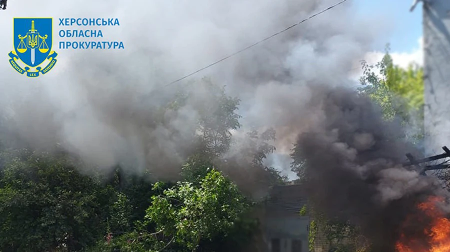 Russians attacked Kherson in afternoon: high-rise building is damaged, there are victims