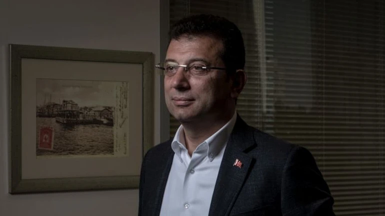 Суд в Турции заключил в тюрьму главного соперника Эрдогана на выборах