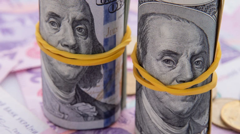Хвилі прямо по курсу. Чому скаче готівковий долар?