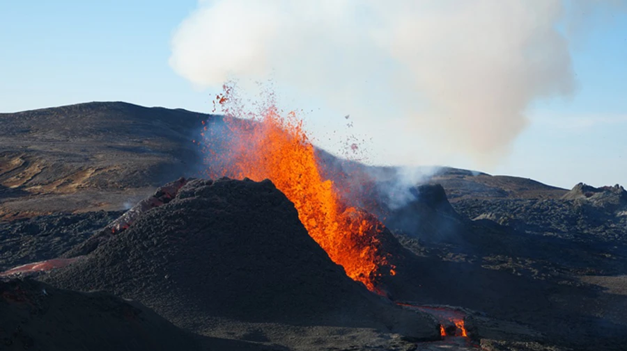 Вулкан на Канарах: второй поток лавы приближается к морю и может образовать новый мыс