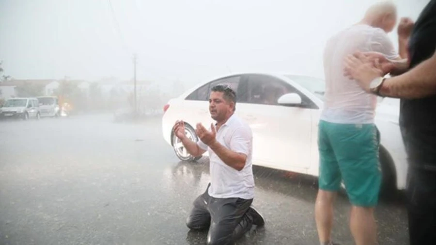 Пожежі в Туреччині: в районі Анталії почалися зливи, це допомогло вогнеборцям