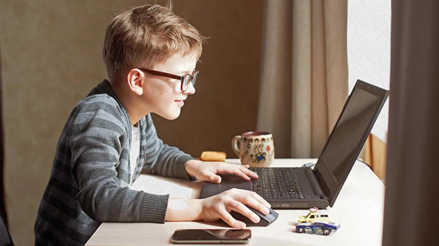 У ряді областей учнів переводять на дистанційне навчання