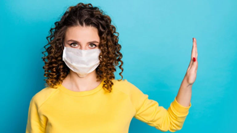 А раптом поможе: розвінчуємо 26 альтернативних способів профілактики COVID-19