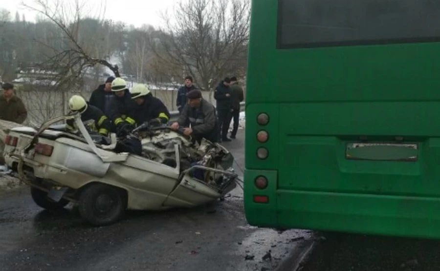Кровавое ДТП на Киевщине: маршрутка лоб-в-лоб столкнулась с запорожцем