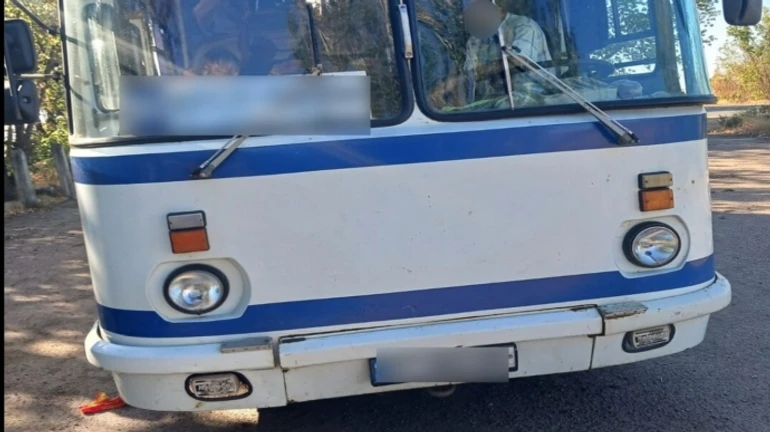 Russians launch two attacks on minibus in Kherson suburbs, killing two people and injuring 19