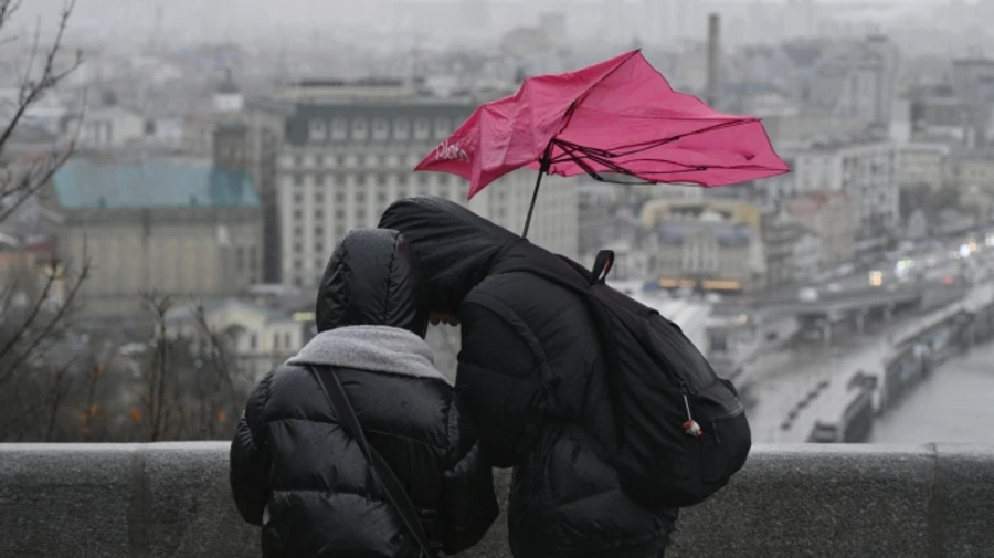 Трохи дощу і мокрого снігу: якої погоди чекати на вихідних