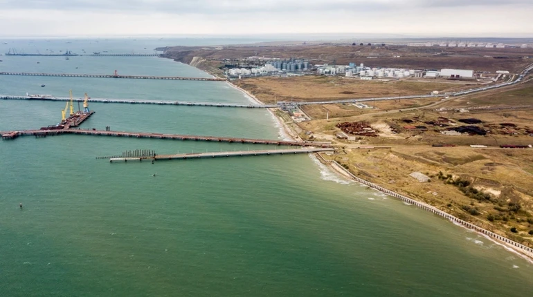 В РФ заявили о повреждении двух причалов и трубопровода после атаки дронов