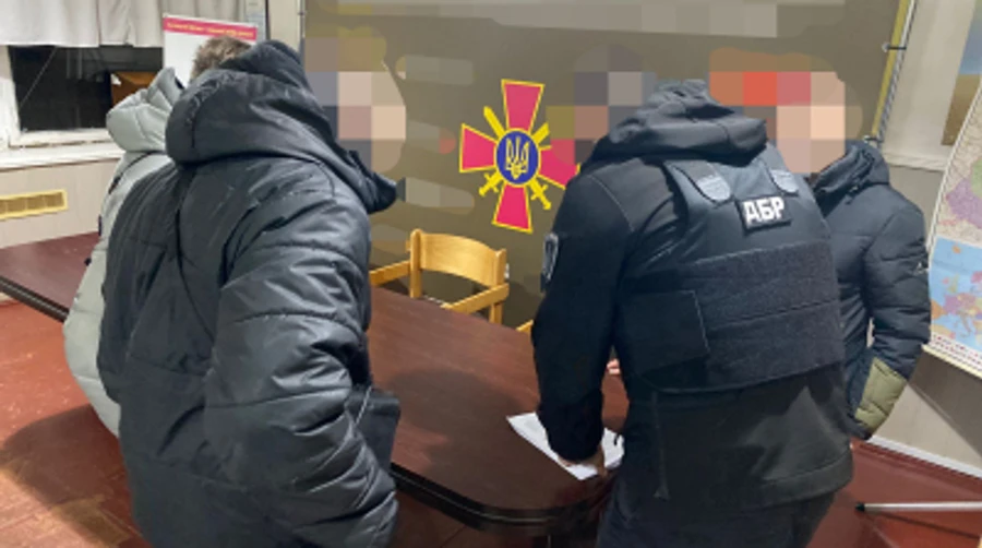 На Кіровоградщині викрили військового ТЦК, який під ключ знімав з обліку ухилянтів