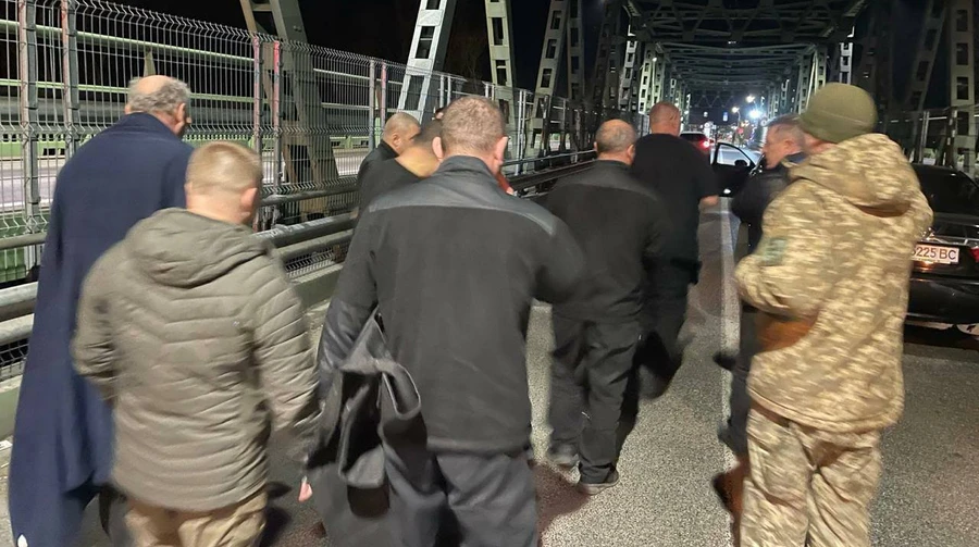 Венгрия передала Украине на границе 7 задержанных инкассаторов: они в безопасности