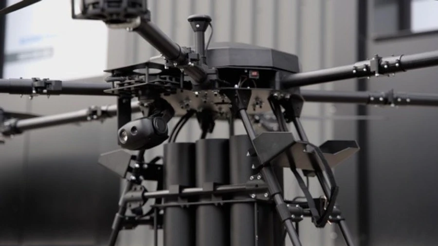 Український дрон Vampire скидає допомогу мешканцям окупованого лівобережжя