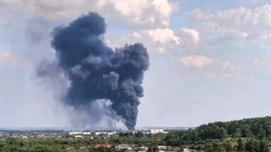 В російському Шебекіно потужна пожежа на лакофарбовому заводі