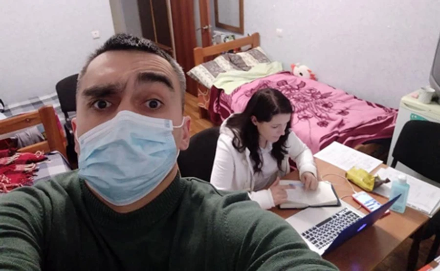 Скалецька живе на іншому поверсі й поки не контактує з евакуйованими