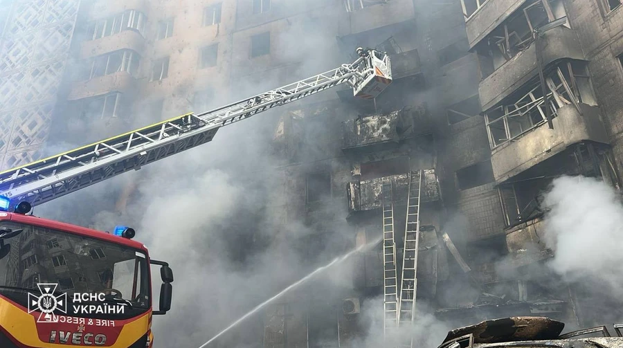 Apartment building in Ternopil thought to have been hit by Russian Kh-101 missile, Air Force says