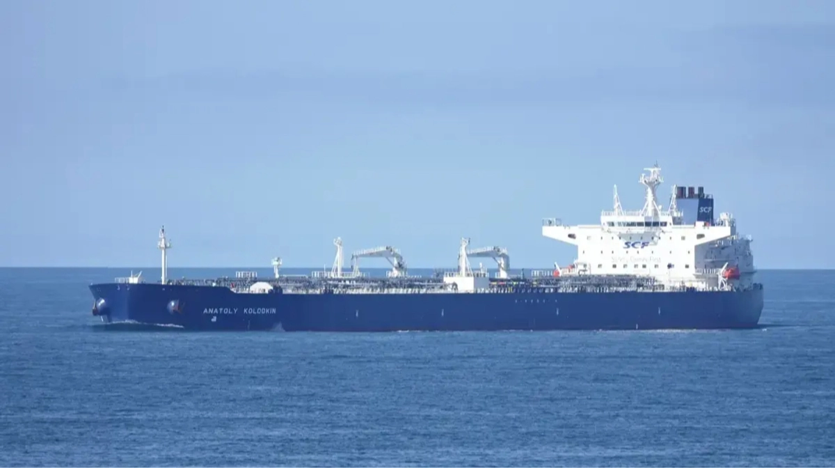 Russian shadow fleet tanker slips through Strait of Hormuz