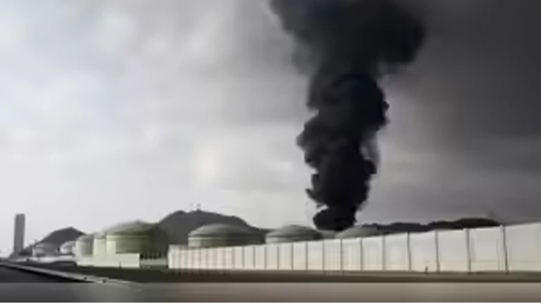 В ОАЕ заявили про атаку Ірану і велику пожежу на нафтовому об’єкті