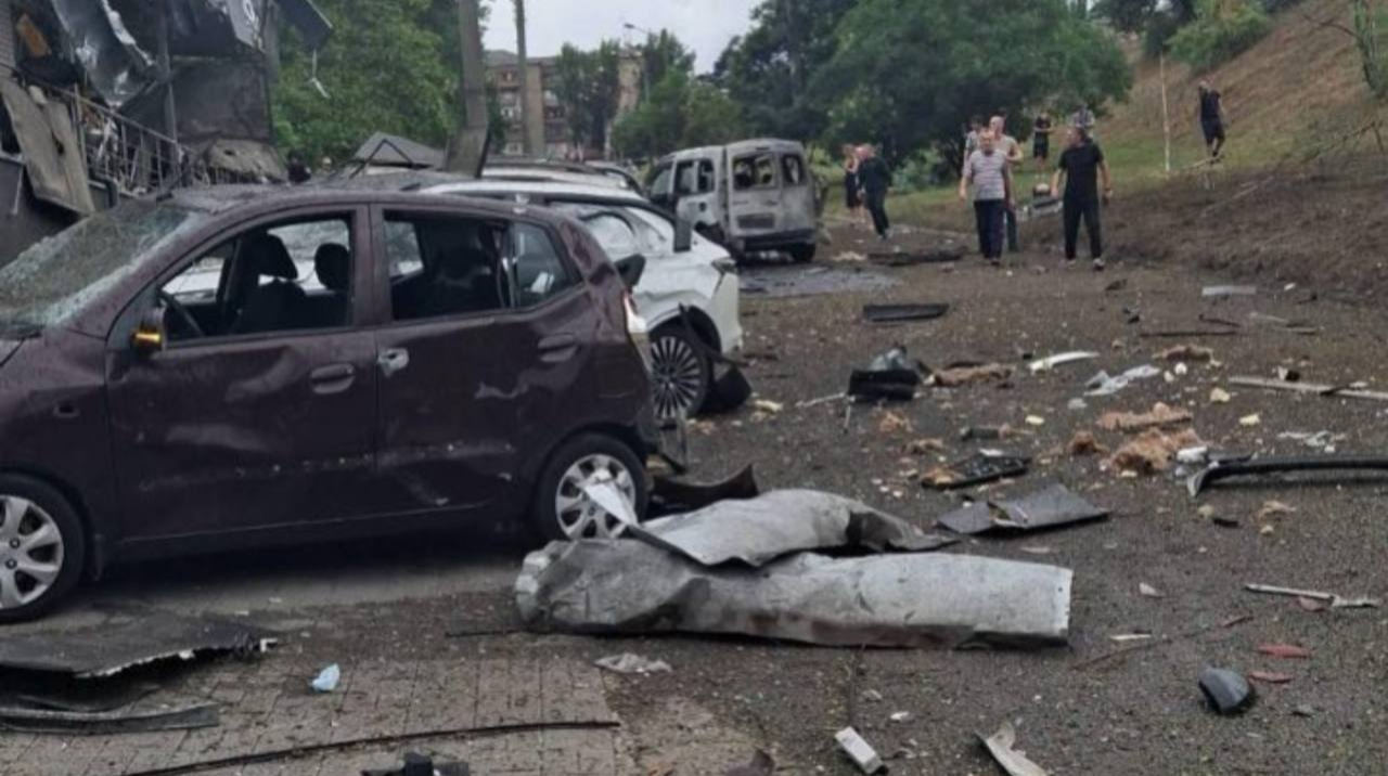 Росіяни вдарили по багатоповерхівці у Запоріжжі: під завалами люди