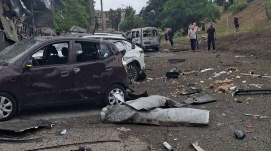 Россияне нанесли удар по многоэтажному дому в Запорожье, есть пострадавшие