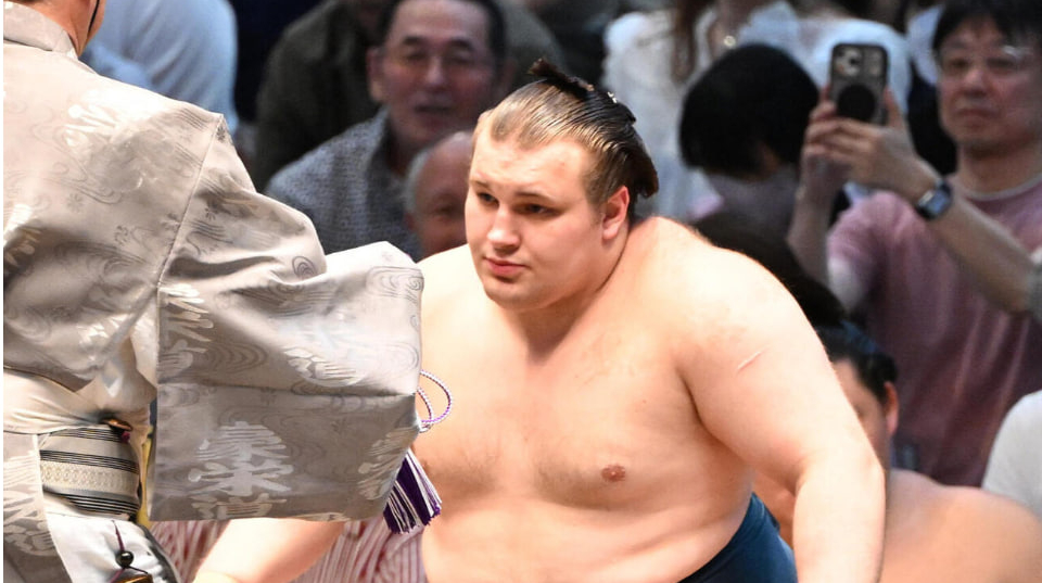 Ukrainian Aonishiki wins third Emperor's Cup in tense playoff