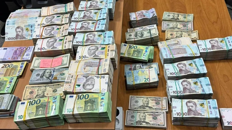 ОГП і БЕБ викрили масштабний конвертцентр: 50 обшуків, вилучено мільйони готівки