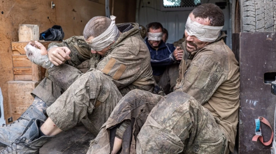 Ukrainian paratroopers release footage showing capture of Russian soldiers