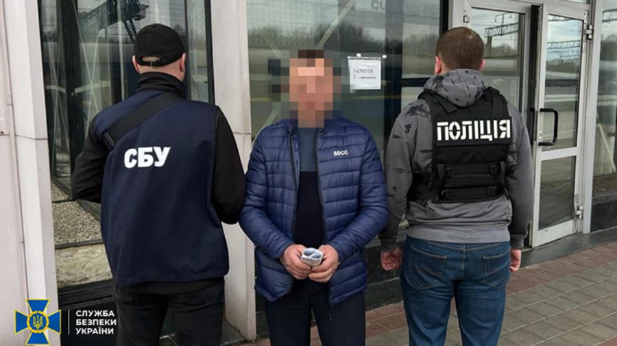 Проводник УЗ перевозил уклонистов за границу в вентиляции вагона